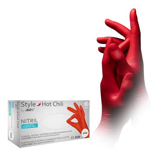 Ein Paar Hände mit leuchtend roten AMPri STYLE HOT CHILI Nitrilhandschuhe puderfrei von MED-COMFORT ist über einer Schachtel mit der Aufschrift „AMPri STYLE HOT CHILI“ zu sehen. Auf der Schachtel steht, dass es sich um Einweg-Untersuchungshandschuhe aus Nitril in der Größe „S“ handelt. Eine Hand ruht über der offenen Schachtel.