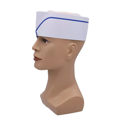On the head of a mannequin, a white AMPri boat cap with fleece crown with a blue stripe is visible. This adjustable cap from the disposable product range of AMPri Handelsgesellschaft mbH is positioned at an angle on the mannequin and depicted in profile against a simple white background.