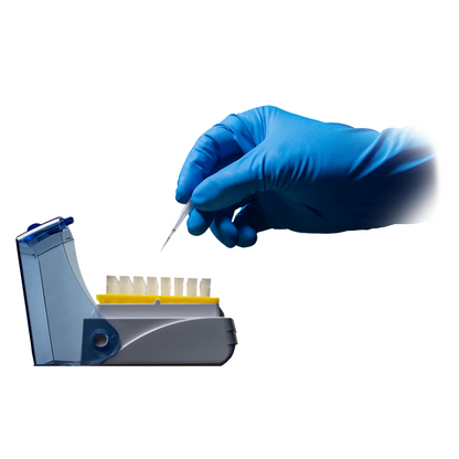 A gloved hand, protected by AMPri SolidSafety High Risk Pro Nitrile Chemical Protective Gloves Type A from AMPri Handelsgesellschaft mbH, holds a pipette over a row of small white sample tubes in a lab tray. The tray is partially covered with a transparent blue lid, ensuring an organized workspace. The flawless background emphasizes the sterile laboratory environment.