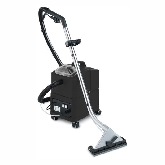 Die Arcora Aniko 30 Sprühextraktionsmaschine von Arcora International GmbH ist ein schwarz-silbernes Gerät für die Teppichreinigung mit langem Griff, breiter Bodendüse mit Schlauch, Rädern für Mobilität und einem praktischen seitlichen Bedienfeld.