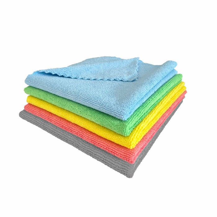 Ein Stapel von fünf Arcora SUPER-LINE XL Mikrofasertüchern 38x38cm von Arcora International GmbH in den Farben blau, grün, gelb, rosa und grau liegt auf einem weißen Hintergrund. Das oberste blaue Tuch ist an der Ecke ordentlich gefaltet, um die Reinigung zu erleichtern.
