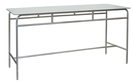 Der Novocal Arbeits- und Ablegetisch zeichnet sich durch ein elegantes Edelstahlgestell und eine weiße Vollkernarbeitsplatte aus. Er bietet einen minimalistischen Stil und ist praktisch - ideal als Konsolentisch vor einem weißen Hintergrund.