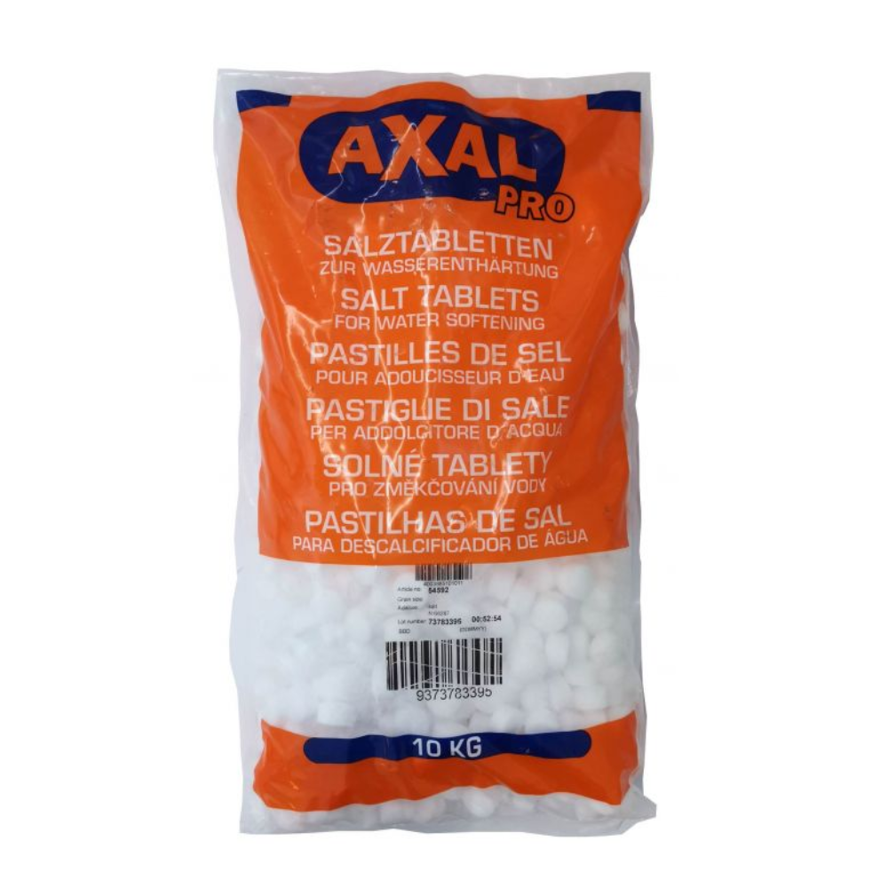 Ein 10 kg-Beutel AXAL PRO TABS Regeneriersalz - Spezialsalz zur Wasserenthärtung von K+S AG. Der orange-weiße Beutel entspricht DIN EN 973 und enthält Produktinformationen in mehreren Sprachen, darunter Englisch, Deutsch, Französisch, Italienisch, Tschechisch und Spanisch.