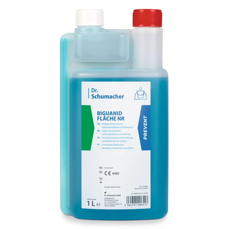 Die 1-Liter-Kunststoffflasche der Dr. Schumacher GmbH Biguanid Fläche NR Flächendesinfektion ist mit einer roten Kappe, einer weißen Messkappe, einer blauen Flüssigkeit und einem mehrsprachigen Etikett mit Anweisungen zur Desinfektion medizinischer Flächen versehen.