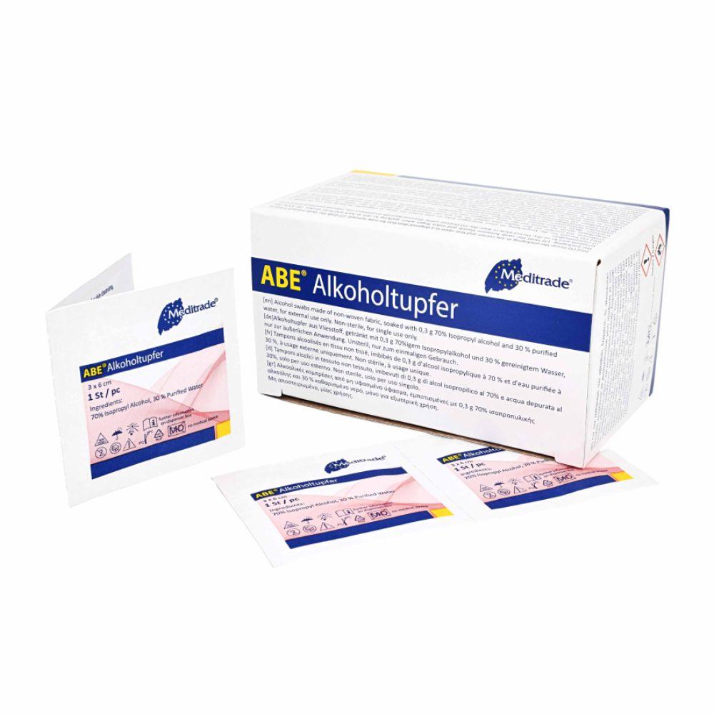 Eine Schachtel (100 Stück) Meditrade Alkoholtupfer 30 x 30 mm, zweilagig weißer Vliesstoff von MaiMed GmbH zur Hautreinigung und Desinfektion. Produktetiketten und -text sind in deutscher Sprache.