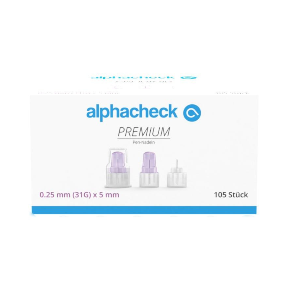 Eine weiße Schachtel mit der Aufschrift „Alphacheck PREMIUM Pen-Nadeln, verschiedene Größen“ und blauem Logo. Darin enthalten sind 105 Stück Pen-Nadeln, mit den Maßen 0,25 mm (31G) x 5 mm zur Insulingabe. Auf der Vorderseite sind drei Pen-Nadeln abgebildet, die für minimale Schmerzen bei der Anwendung sorgen. Der Text „105 Stück“ gibt die Stückzahl an. Das Produkt ist von Berger Med GmbH.