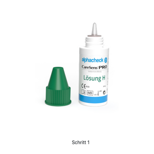 Eine weiße Testlösungsflasche mit der Aufschrift „Alphacheck CareSens PRO Kontrolllösung L+H | Packung (2 Fläschchen)“ mit blau-weißem Design und einem daneben platzierten grünen Verschluss. Die Flasche, die für Übungsmessungen mit Blutzuckermessgeräten gedacht ist, hat einen deutschen Text und verschiedene Symbole, die auf die medizinische Verwendung hinweisen. Der Text „Schritt 1“ steht unter dem Bild.