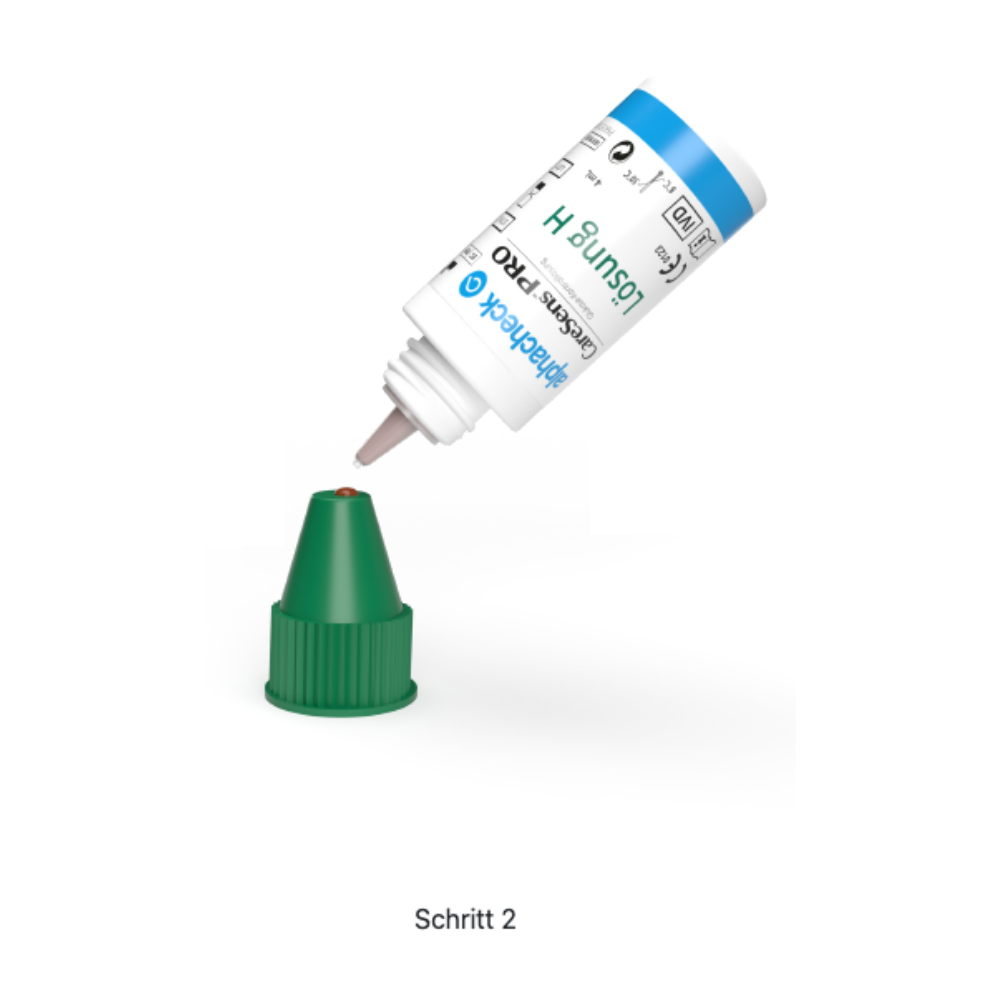 Eine kleine weiße Flasche mit der Aufschrift „Berger Med GmbH Alphacheck CareSens PRO Kontrolllösung L+H | Packung (2 Fläschchen)“ und blauem Verschluss ist nach unten geneigt und gibt einen Tropfen Flüssigkeit auf einen grünen kegelförmigen Gegenstand ab. Unter dem Bild steht der Text „Schritt 2“, der an Anweisungen zur Übungsmessung erinnert.