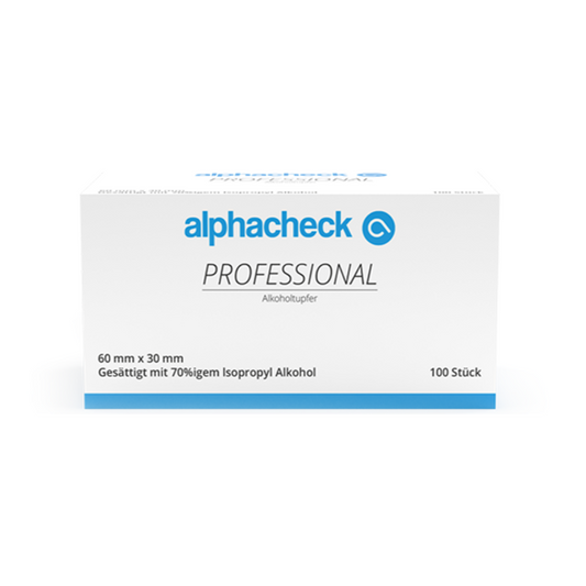 Eine weiß-blaue Schachtel Alphacheck Professional Alkoholtupfer 3 x 6 cm | Packung (100 Stück) von Berger Med GmbH enthält 100 Stück, jeweils 60 mm x 30 mm, getränkt mit 70% Isopropylalkohol. Das Produkt ist zur einfachen Identifizierung sowohl auf Deutsch als auch auf Englisch beschriftet und eignet sich daher ideal zur Hautdesinfektion.