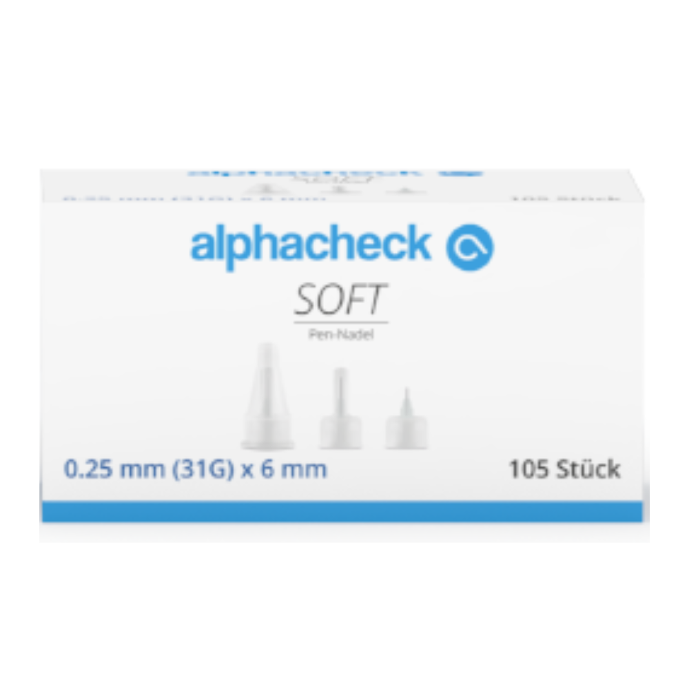 Eine weiße Schachtel mit der Aufschrift „Alphacheck soft Pen-Nadeln, verschiedene Größen, 105 Stück/Packung“ mit Abbildungen von drei Pen-Nadeln, die die Größe 0,25 mm (31G) x 6 mm angeben und eine Silikonbeschichtung für eine sanfte Insulininjektion aufweisen. Die Schachtel enthält 105 Stück der Marke Berger Med GmbH, mit Text hauptsächlich in Blau und Grau.