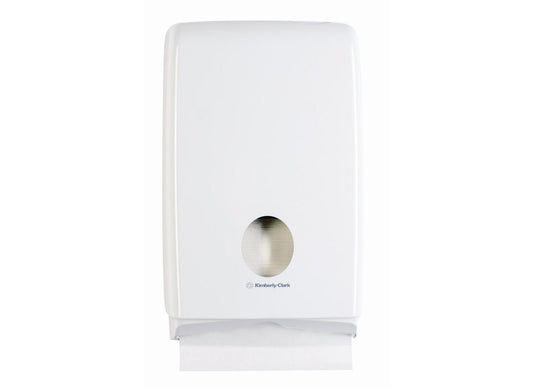 Der Aquarius™ Slimfold™ Spender für gefaltete Handtücher von Kimberly-Clark GmbH ist ein weißer, wandmontierter Handtuchspender mit runder Öffnung, aus dem ein Tuch einzeln unten entnommen werden kann - perfekt für moderne Räume.