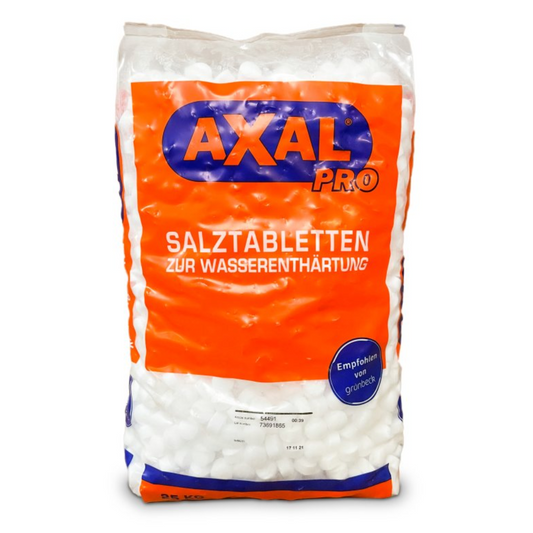 Ein großer, transparenter Plastikbeutel, gefüllt mit weißen Pellets. Der Beutel trägt in großen blauen und orangen Buchstaben die Aufschrift „AXAL PRO TABS Regeneriersalz“ und die Marke „K+S AG“. Darunter steht in weißer Schrift auf orangenem Hintergrund „Spezialsalz zur Wasserenthärtung DIN EN 973“. Perfekt für alle Ihre Wasserenthärtungsbedürfnisse.