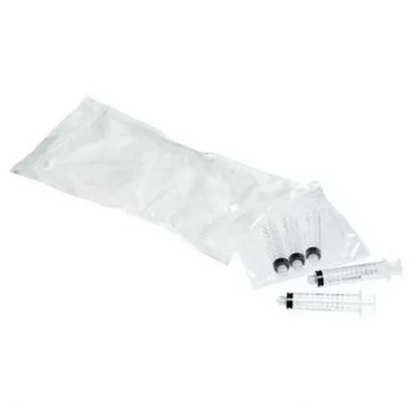 Fünf B.Braun ProSet Intrafix® Primeline Omnifix-Spritzen der Marke B. Braun Deutschland GmbH & Co. KG liegen auf weißem Untergrund, drei in einer durchsichtigen Kunststoffverpackung, zwei sind unverpackt und heben sich vor einem schlichten hellen Hintergrund ab.