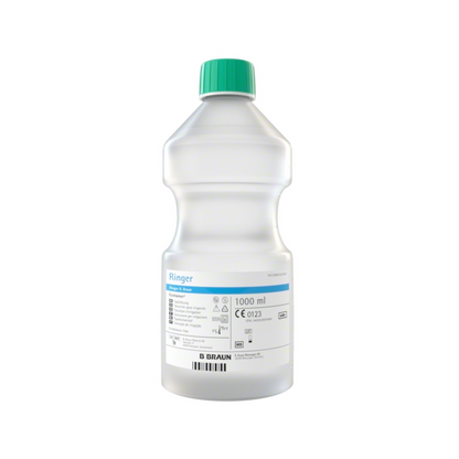 Eine 1000 ml Lösung befindet sich in einer durchsichtigen Polypropylen-Plastikflasche mit grünem Verschluss und der Aufschrift „B. Braun Ringer Ecotainer® Topische Spüllösung“. Das Etikett enthält Produktdetails, Volumeninformationen und das CE-Zeichen. Der Name des Herstellers, B. Braun Deutschland GmbH & Co. KG, ist auf dem Boden der Flasche aufgedruckt.