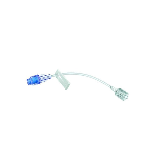Der B. Braun Safeflow mit Verlängerungsleitung verfügt über einen 10 cm langen, durchsichtigen, flexiblen Schlauch mit einem blauen und transparenten Adapter an jedem Ende sowie einer daran befestigten weißen Klemme. Dieses Produkt von B. Braun Deutschland GmbH & Co. KG ist ideal für die Infusionstherapie und aus Sicherheitsgründen sterilisiert. Es wird auf einem weißen Hintergrund angezeigt.