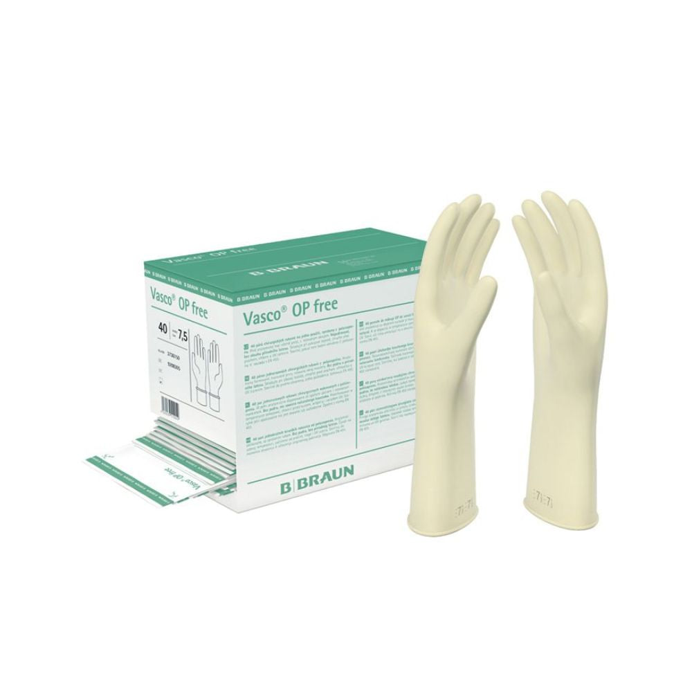 Eine Schachtel mit sterilen und latexfreien Operationshandschuhen B. Braun Vasco OP free (Größe 7) ist zu sehen, daneben stehen zwei Handschuhe aufrecht. Die weiß-grüne Verpackung enthält beschriftete Informationen, vollanatomische Einweghandschuhe, und trägt deutlich sichtbar den Markennamen „B. Braun“ von B. Braun Deutschland GmbH & Co. KG.