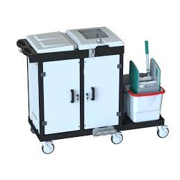 Der Arcora Bora Medical 750 Servicewagen Komplett von Arcora International GmbH ist ein Reinigungswagen mit zwei weißen Fächern, vier Rädern, Mop-Eimer mit Auswringvorrichtung, Griff, geschlossenen Stauraumtüren und einer flachen Ablagefläche für Verbrauchsmaterial.