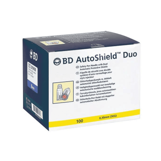 Eine Schachtel BD AutoShield Duo Sicherheits-Pen-Nadeln - 100 Stück von Servoprax mit doppeltem automatischen Schutzschild. Die überwiegend blau-weiße Schachtel enthält 100 Nadeln, ideal für die Diabetestherapie. Die Nadelstärke beträgt 30G und die Länge 0,30 mm (8 mm). Auf der Schachtel sind Beschreibungen in verschiedenen Sprachen aufgedruckt.