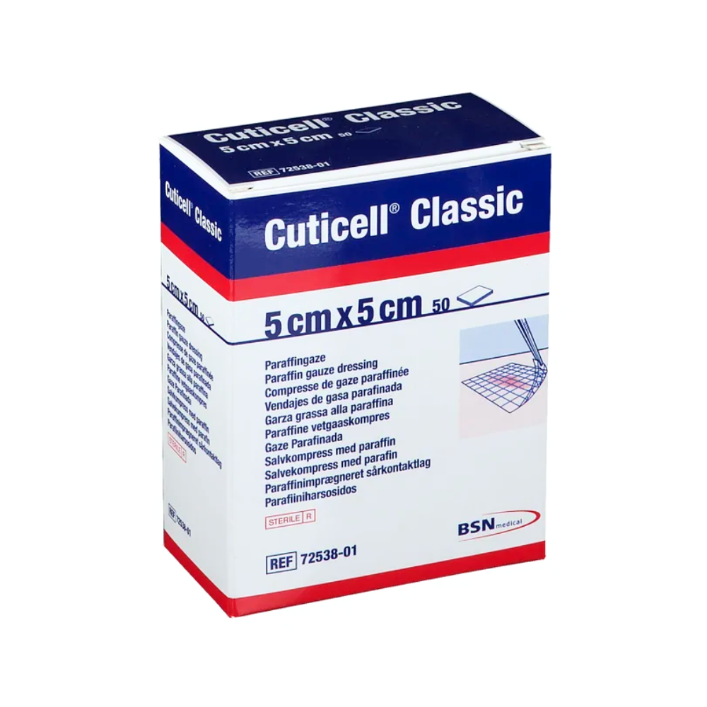 Eine Schachtel BSN Cuticell® Classic sterile Salbenkompresse mit Paraffin-Mullkompressen. Die weiße Schachtel mit blauen und roten Details trägt oben die Aufschrift „Cuticell® Classic“. Mit den Maßen 5 cm x 5 cm und einem Inhalt von 50 Stück sind diese Wundkompressen von BSN medical GmbH (essity) ideal für exsudierende Wunden, da sie mit Paraffin imprägniert sind.