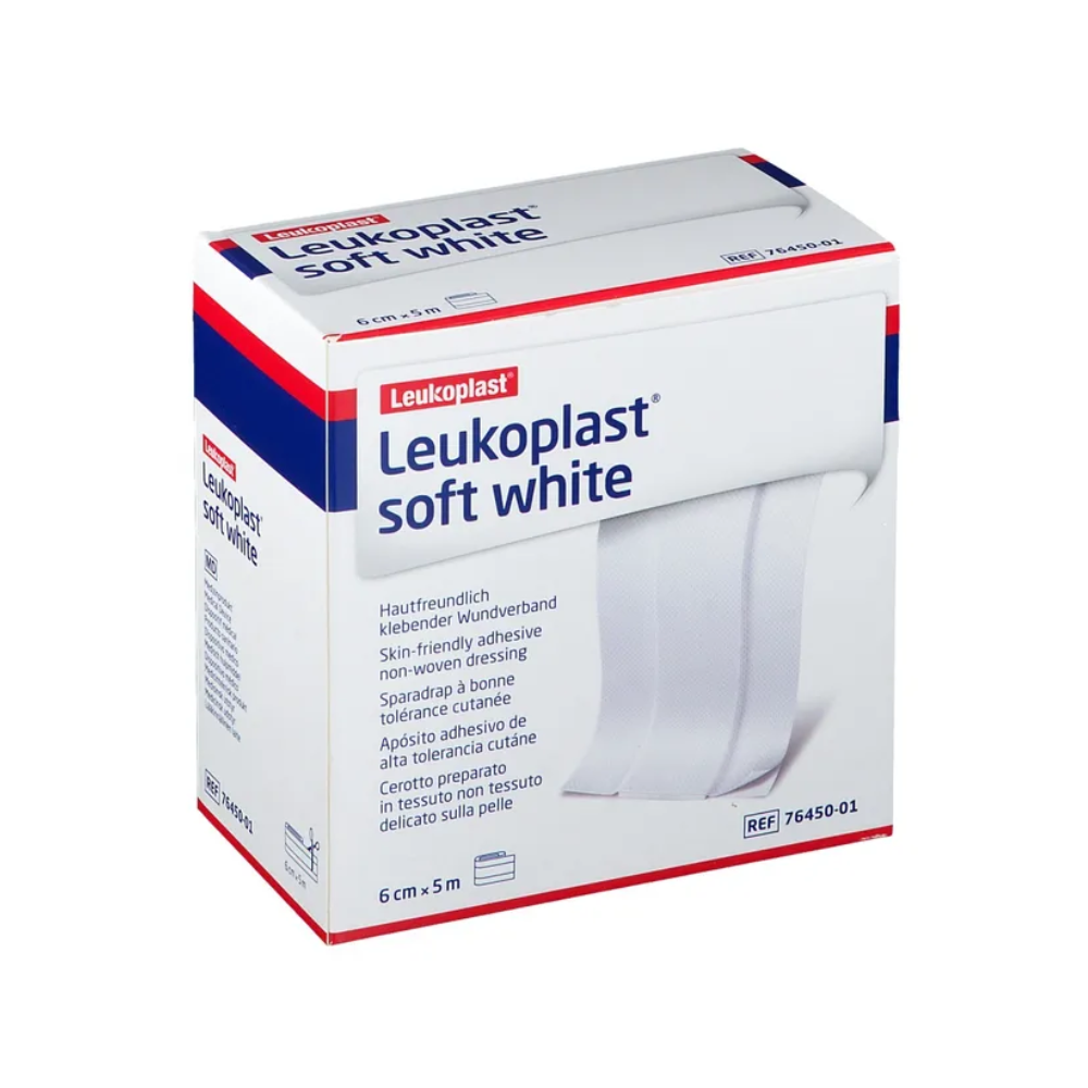 Eine 6 cm x 5 m große Schachtel BSN Leukoplast® soft white Wundpflaster der BSN Medical GmbH ist für professionelle Anwender konzipiert. Die Verpackung ist mit roten und blauen Akzenten versehen und enthält Produktinformationen in mehreren Sprachen, was den Ruf des Pflasters als zuverlässiges Pflaster für alle Ihre Bedürfnisse unterstreicht.