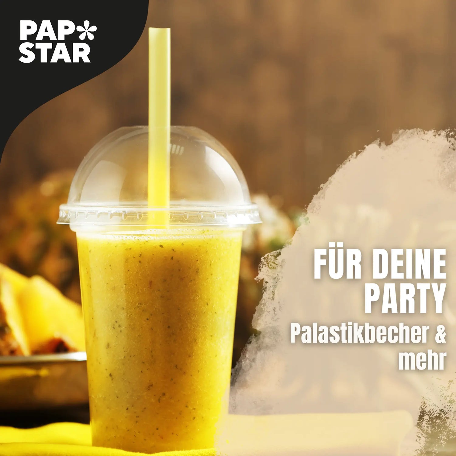 Ein Plastikbecher mit einem gelben Smoothie und einem Strohhalm, begleitet von dem Text 'Für deine Party – Plastikbecher & mehr' und dem Papstar-Logo im oberen linken Bereich.