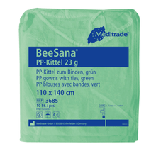 A green package of Meditrade BeeSana® PP gown 23g contains a text in German and French, which describes the breathable disposable protective gown with ties in the dimensions 110 x 140 cm. Each box from Meditrade GmbH contains 100 pieces.