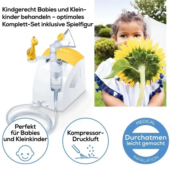 Ein Bild zeigt den baby- und kleinkindfreundlichen Beurer Inhalator IH 26 für Kinder der Beurer GmbH, der sich perfekt zur Behandlung von Atemwegserkrankungen wie Asthma eignet. Das Paket enthält zwei Inhalatoren und eine bezaubernde Giraffenfigur. Ein kleines Kind ist zu sehen, das eine große Sonnenblume hält und daran riecht. Der begleitende Text in Deutsch hebt die Eigenschaften des Geräts hervor.