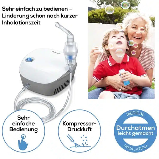 Eine ältere Person und ein Kind, das Seifenblasen macht, sitzen neben dem Beurer Inhalator IH 18 der Beurer GmbH, einem medizinischen Gerät mit Schläuchen mit der Aufschrift „Durchatmen leicht gemacht“. Der für Personen mit Atemwegserkrankungen wie Asthma konzipierte Inhalator verfügt über eine Inhalationsmaske und wird mit Phrasen wie „Sehr einfache Bedienung“ und „Kompressor-Druckluft“ beschrieben.