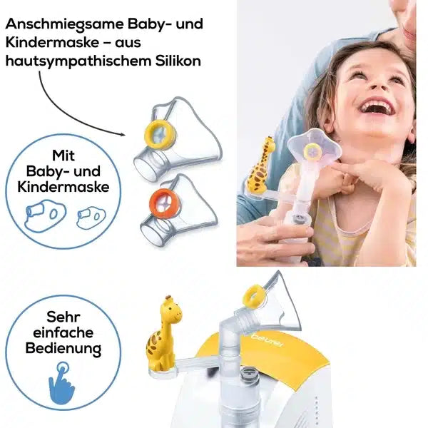 Ein Kind mit Atemwegserkrankungen verwendet eine optisch ansprechende Verneblermaske, die von einem Erwachsenen in der Hand gehalten wird. Die Maske im Tierdesign ist Teil der Beurer Inhalator IH 26 für Kinder-Serie der Beurer GmbH und wird zusammen mit verschiedenen Optionen und einem gelben Aufsatz in Giraffenform gezeigt. Der Text in deutscher Sprache hebt Produktmerkmale wie das Etikett mit dem Silikonmaterial hervor.