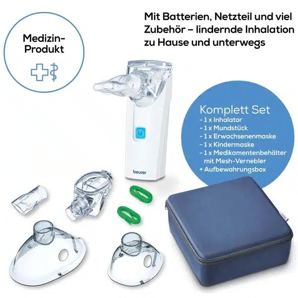 Das Bild zeigt ein Inhalator To Go IH 5-Set der Beurer GmbH, ideal für die Inhalationstherapie. Es umfasst ein Inhalationsgerät, mehrere Mundstücke, Masken für Erwachsene und Kinder, einen Medikamentenbehälter mit Medikamentenkappe, einen Mesh-Vernebler mit Selbstreinigungsfunktion und eine praktische Tragetasche. Der Inhalt ist im deutschen Text detailliert beschrieben.