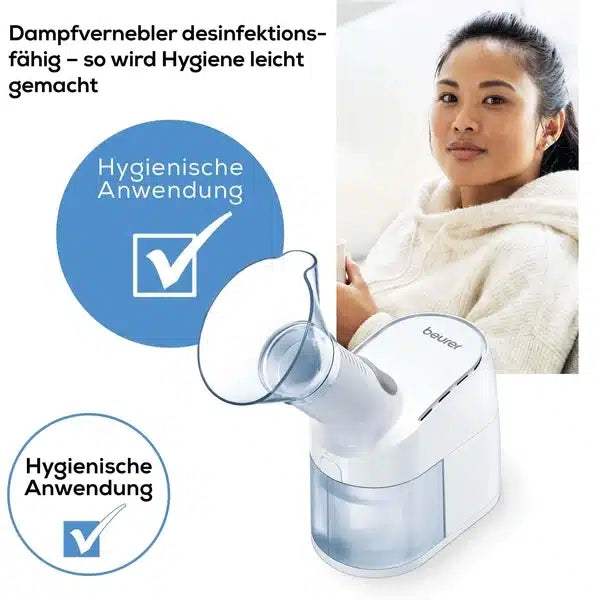 Ein Werbebild mit dem Gesichtsdampfgerät Beurer Dampfvernebler SI 40 und einer asiatischen Frau im weißen Bademantel, die in die Kamera blickt. Text und Symbole betonen die hygienische Anwendung des Produkts, ideal für Erkältungsbehandlungen.