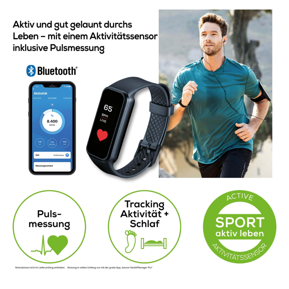 Werbung für den Beurer AS 99 Pulse Aktivitätssensor mit Bluetooth der Beurer GmbH. Das Bild zeigt einen laufenden Mann, ein Smartphone, das Fitnessdaten über eine App anzeigt, und die Fitnessuhr. Zusätzliche Symbole heben die Herzfrequenzüberwachung sowie die Aktivitäts- und Schlafverfolgungsfunktionen hervor, zusammen mit Text in deutscher Sprache.