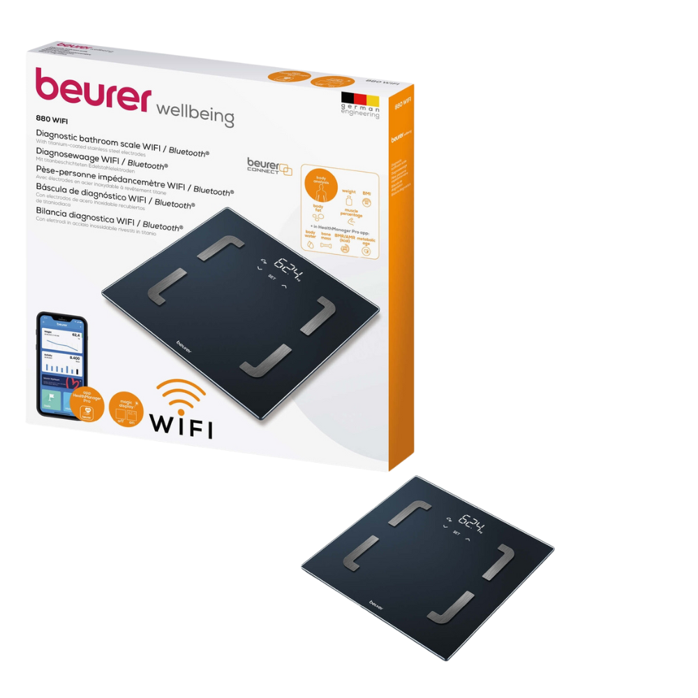 Ein Bild einer Beurer BF 880 Personenwaage mit WIFI von Beurer GmbH, mit WiFi- und Bluetooth-Konnektivität. Die Waage ist schwarz mit silbernen Akzenten und hat eine digitale Anzeige. Die Produktverpackung wird gezeigt und hebt Funktionen wie Körperfettanalyse, App-Kompatibilität und die Beurer HealthManager Pro App zur Gesundheitsüberwachung hervor.