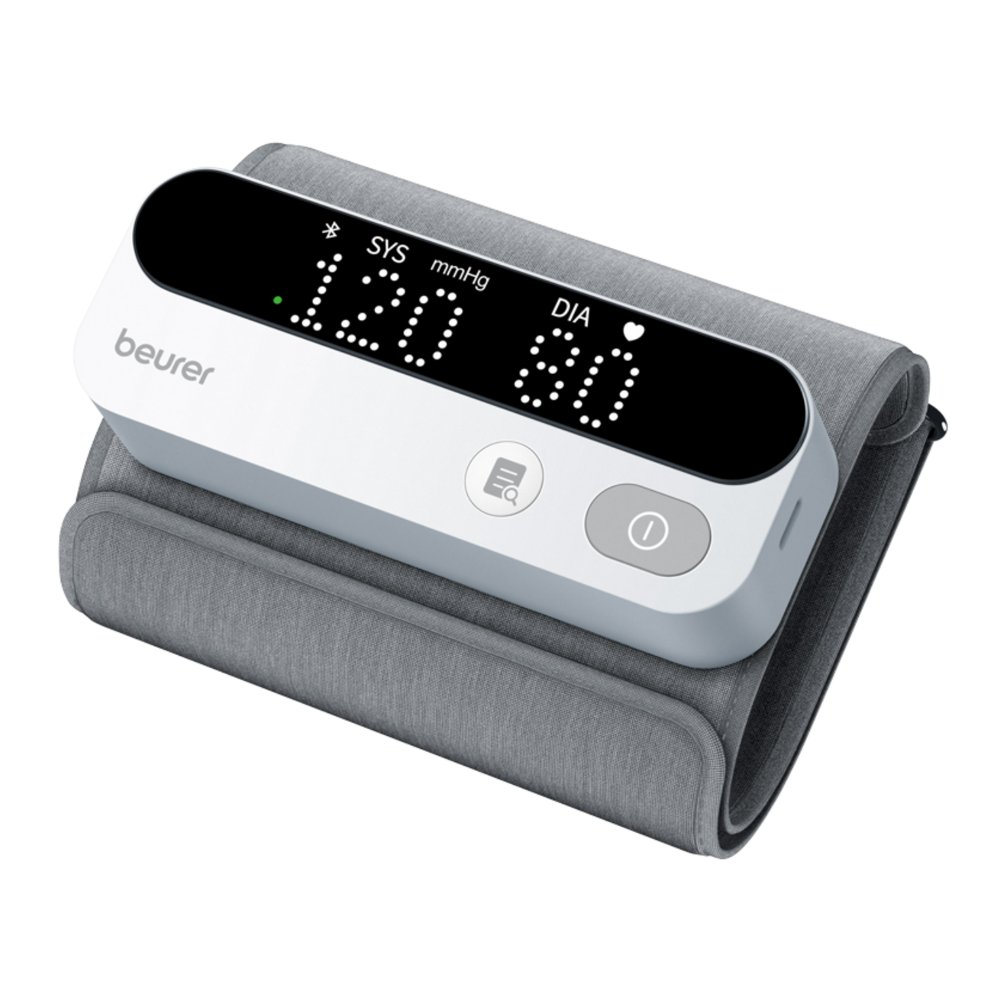 Das Beurer BM 59 Oberarm-Blutdruckmessgerät der Beurer GmbH zeigt einen Wert von 120 mmHg systolisch und 80 mmHg diastolisch an. Dieses mit der Beurer HealthManager Pro App kompatible Gerät verfügt über einen LCD-Bildschirm, eine graue Manschette und einen Einschaltknopf auf der rechten Seite.