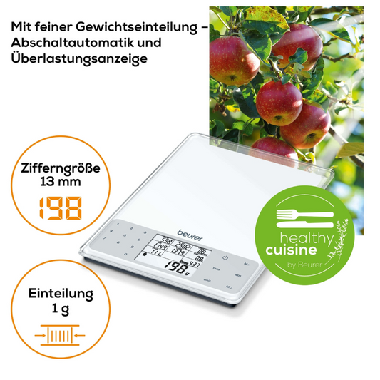 Eine digitale Küchenwaage der Beurer GmbH, genauer gesagt die Beurer DS 61 Nährwert-Analysewaage | Packung (1 Stück), ist vor einem Hintergrund aus reifen Tomaten am Strauch zu sehen. Zu den Funktionen gehören präzise Gewichtsmessung, Abschaltautomatik, Überlastungsanzeige, 13 mm große Ziffernanzeige und 1-g-Schritte. Das Beurer-Logo und das „Healthy Cuisine“-Emblem sind sichtbar.