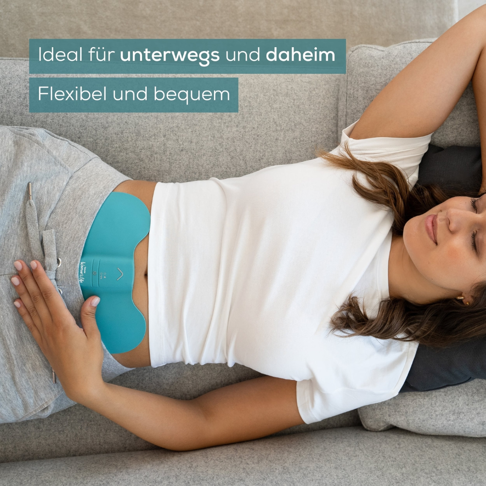 Eine Frau liegt mit geschlossenen Augen auf einer Couch. Sie trägt ein weißes Shirt und eine graue Jogginghose. Auf ihrem Bauch liegt eine blaue Beurer EM 55 Menstrual Relax+ Bauchbinde, die mit TENS-Technologie Menstruationsbeschwerden lindert. Der Text auf Deutsch lautet: „Ideal für unterwegs und daheim. Flexibel und bequem.“