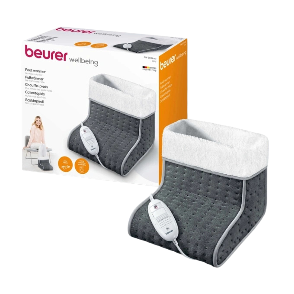 Abbildung des Beurer FW 20 Cosy grey Fußwärmers von Beurer GmbH. Das Produkt ist grau mit weißem Rand und verfügt über ein Steuergerät mit 3 Temperaturstufen, zertifiziert nach OEKO-TEX® STANDARD 100. Die Verpackung im Hintergrund zeigt eine Abbildung des Fußwärmers sowie einen mehrsprachigen Text, der seine Verwendung beschreibt.