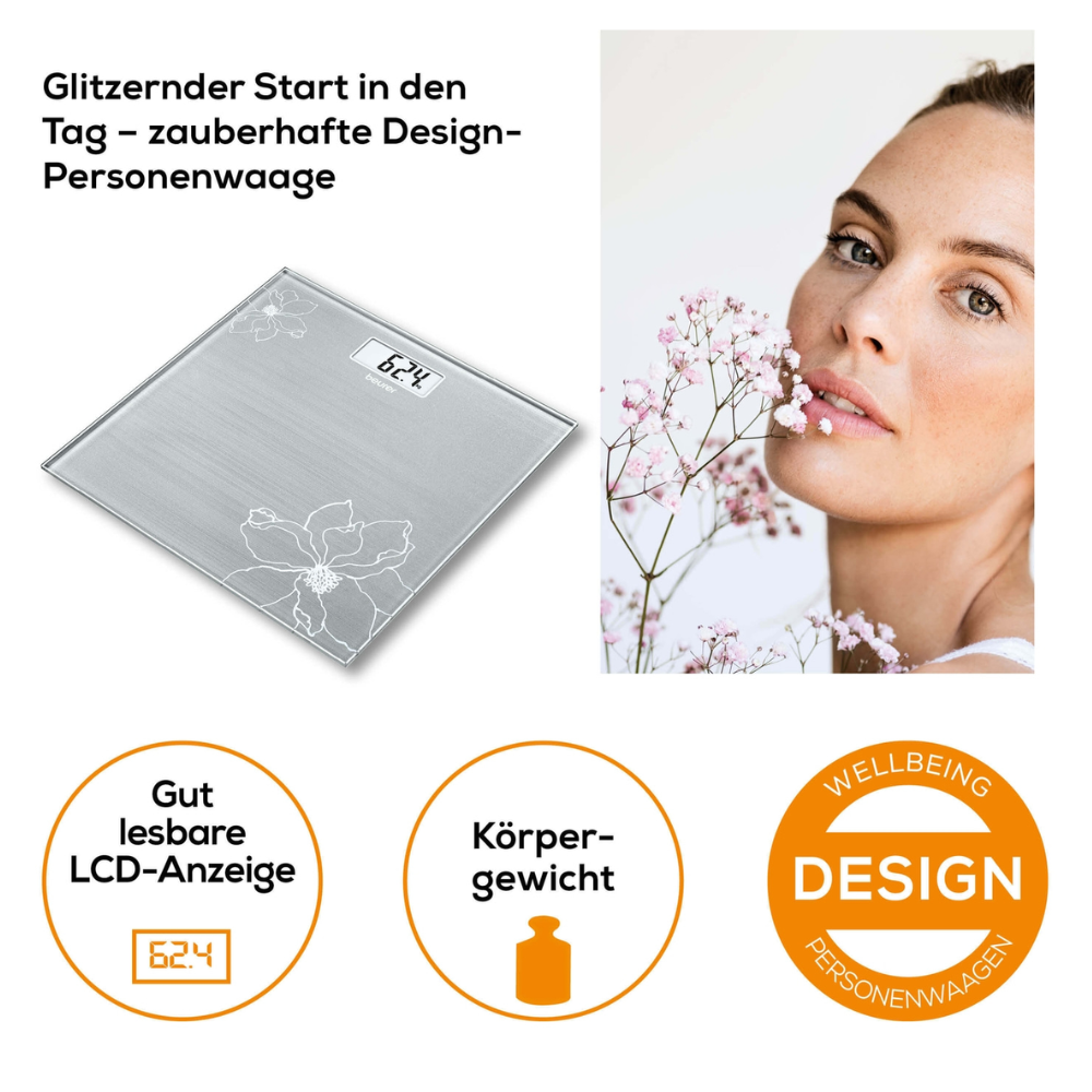 Die Beurer GS 10 Glaswaage der Beurer GmbH ist eine digitale Personenwaage mit einem gut lesbaren LCD-Display mit der Anzeige „62,4“. Mit ihrem floralen Design wird sie für Wohlbefinden und Ästhetik vermarktet. Sie besteht aus Sicherheitsglas und verfügt über eine hohe Tragkraft. Neben der Waage ist ein Porträt einer Frau mit rosa Blumen zu sehen, mit deutschen Texten, die das LCD-Display und das Körpergewicht erwähnen.