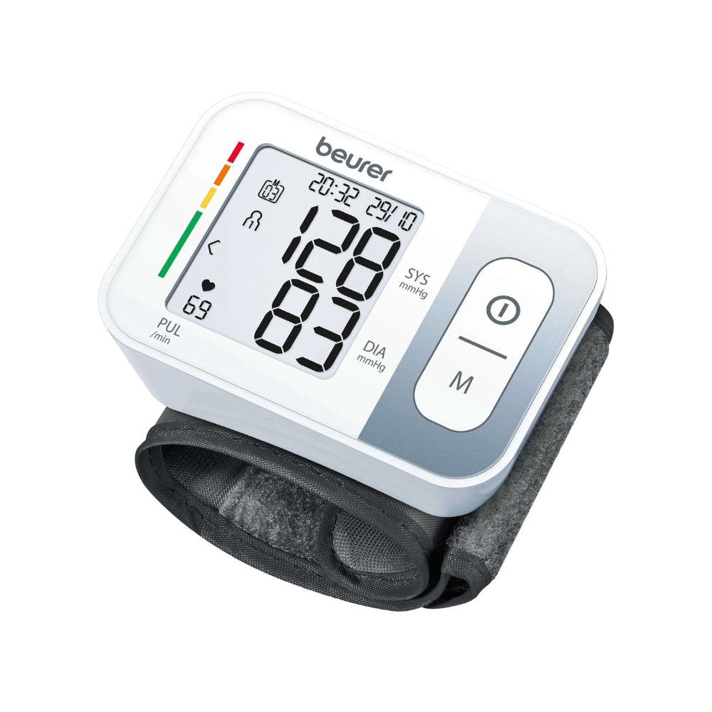 Ein Beurer Handgelenk-Blutdruckmessgerät BC 28 von Beurer GmbH mit einem Messwert von 129/83 für systolischen und diastolischen Druck und einer Pulsfrequenz von 69. Das Gerät ist hauptsächlich weiß mit einer Digitalanzeige und einem angebrachten schwarzen Armband und verfügt über eine vollautomatische Blutdruckmessung.
