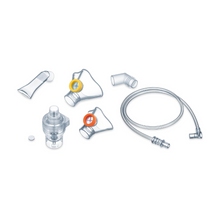 Das Beurer Inhalator IH 58 Kids Yearpack der Beurer GmbH umfasst ein umfassendes Set an medizinischen Verneblerkomponenten wie Masken mit farbigen Ringen, ein Mundstück, einen Filter, einen Verbindungsstecker und einen flexiblen Schlauch mit Adapter – alles wichtige Vernebler-Artikel auf schlichtem weißem Hintergrund.