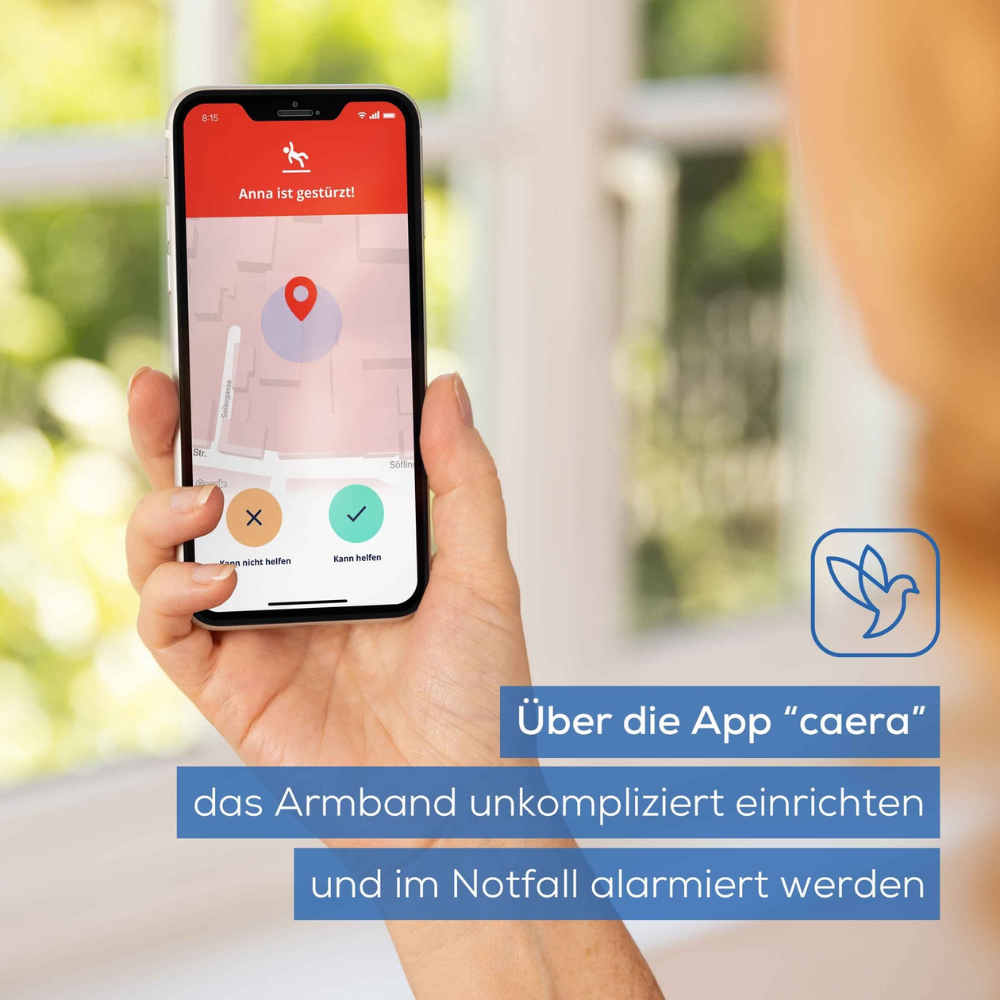 Eine Hand hält ein Smartphone, auf dem die App „caera“ läuft, deren Benutzeroberfläche eine Karte und einen Alarm anzeigt. Die App ist mit einem Beurer Notfallarmband EC 70 SafePlus | Packung (1 Stück) gekoppelt, und ein Text auf Deutsch erklärt, wie einfach das Armband einzurichten ist, das eine Notruffunktion für Notfälle von Beurer GmbH enthält.