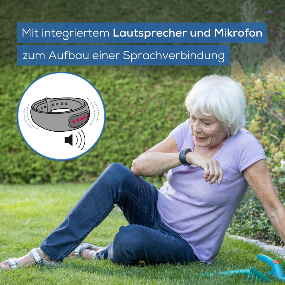 Eine ältere Frau sitzt im Gras und schaut auf ihr Handgelenk, an dem sie ein Beurer Notfallarmband EC 70 SafePlus | Packung (1 Stück) trägt. Das Bild enthält einen deutschen Text, der für ein Gerät mit integriertem Lautsprecher, Mikrofon und Automatischer Sturzerkennung zum Herstellen einer Sprachverbindung in Notfällen wirbt.
