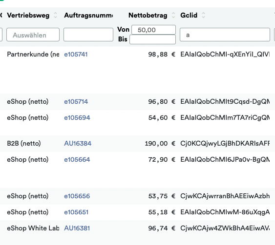 Screenshot eines digitalen Dokuments, das eine Liste von Transaktionen mit Spalten zur Auswahl, Geschäftsart, Kunden-ID, Betrag und Währung anzeigt. Jede Zeile zeigt unterschiedliche Transaktionsdetails im Zusammenhang mit Altran – Weclapp to Google Offline Conversion Upload.