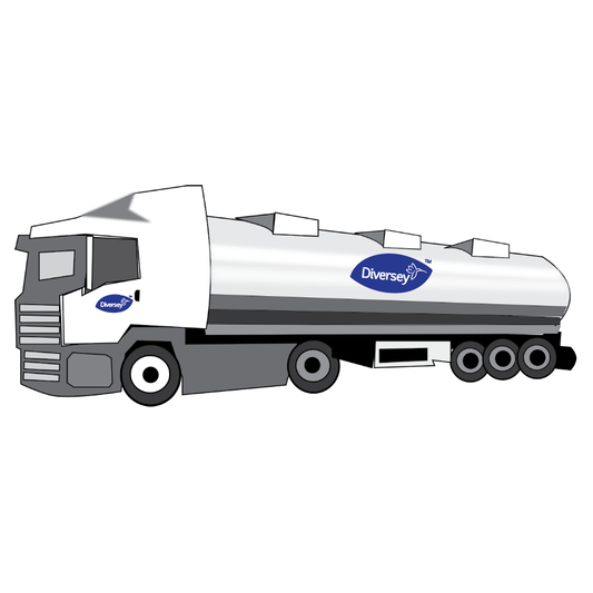 Ein weiß-grauer Tankwagen mit drei Hinterachsen und dem Logo der Diversey Deutschland GmbH & Co. OHG auf Fahrerhaus und Tank, konzipiert für die Lieferung von Suma Power T57 Alkalibooster an professionelle Küchen und maschinelle Geschirrspülsysteme. Einfacher weißer Hintergrund.