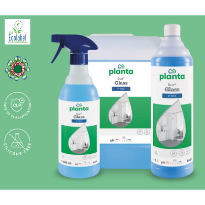 The image shows three containers with Buzil Planta Buz® Glass P 912 Ecological Glass and Surface Cleaner on a green background. This glass and surface cleaner from BUZIL-WERK Wagner GmbH & Co. KG is marked with the environmental label "Environmentally Friendly" and is available in a spray bottle, a small bottle, and a large bottle. The labels point out the EU Eco-label certification, the CLP-free status, and the silicone-free formulation.