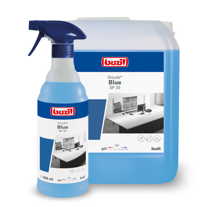 Two containers with the ready-to-use surface cleaner Buzil Drizzle® Blue SP 20 with odor blocker from BUZIL-WERK Wagner GmbH & Co. KG are displayed. The smaller one is a 600 ml spray bottle, while the larger one is a refill container. Both show an image of a desk and product information, highlighting material compatibility, pH value, and usage instructions for optimal cleaning performance.