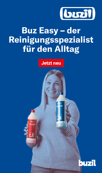 Eine Frau mit langen blonden Haaren lächelt und hält zwei Reinigungsmittelflaschen, eine rote und eine blaue, vor einem blauen Hintergrund mit deutschem Text, der für den Reinigungsspezialisten 