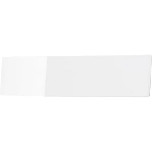 Eine rechteckige weiße Keramikfliese mit glänzender Oberfläche, fotografiert auf einem schlichten weißen Hintergrund. Ihre glatte, spiegelnde Oberfläche erinnert an das elegante Design des CWS Frontpanel für Paradise Toilettenpapier von CWS.