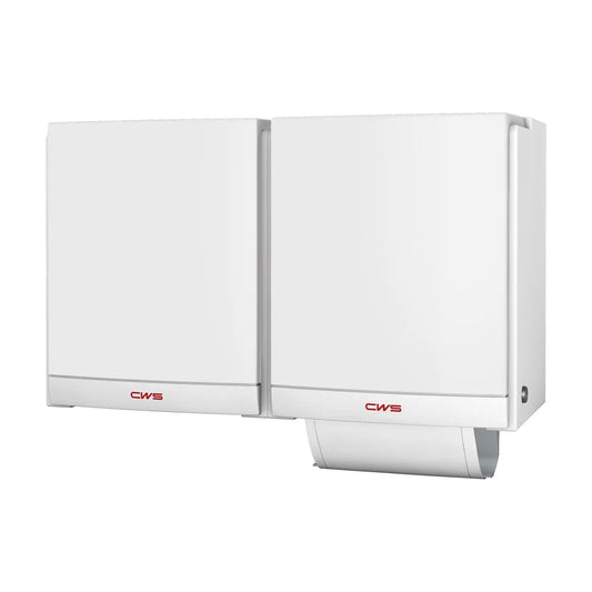 Zwei weiße CWS Frontpanel für Stoffhandtuchspender DUO von CWS sind nebeneinander montiert. Der rechte Spender hat ein teilausgezogenes Papierhandtuch; beide tragen das rote CWS Logo und unterstreichen damit ihr hygienisches Design.