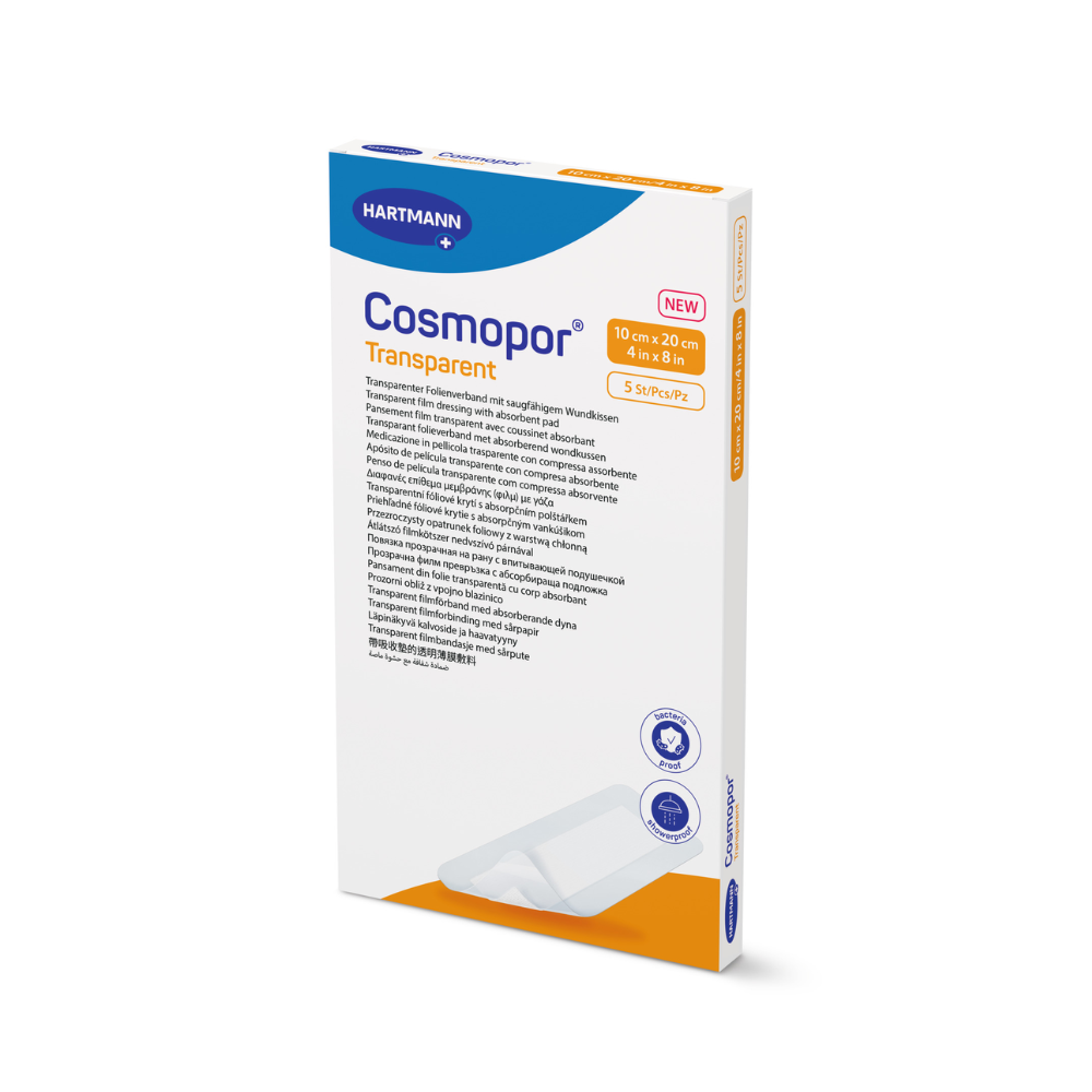 Der Cosmopor transparent sterile Transparentverband der Paul Hartmann AG ist ein 10 cm x 25 cm großer Verband in überwiegend weißer Verpackung mit blauen und orangefarbenen Akzenten, der mit einem Bild des Verbandes und mehrsprachigem Text seine bakterienabweisenden Eigenschaften hervorhebt.